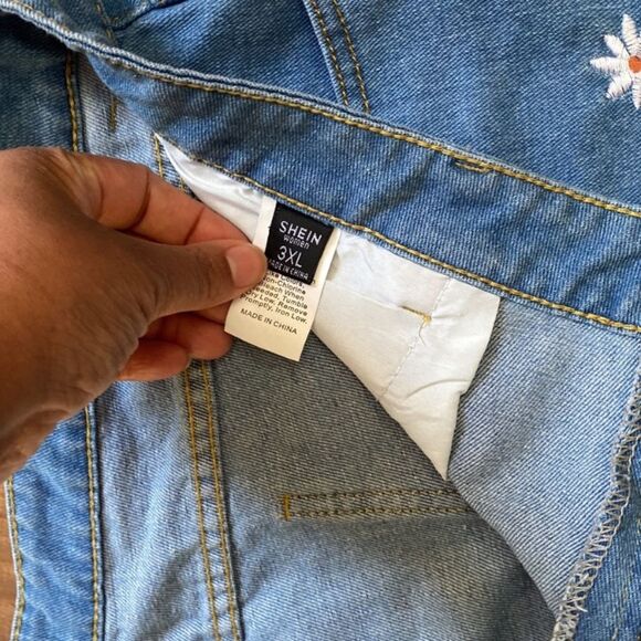 Curve Plus Floral Daisy Embroidered Roll Hem Denim Shorts 3x - Picture 6 of 10